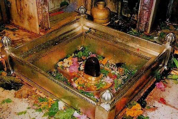 7 reasons Varanasi is the Ultimate Spiritual & Cultural Destination 4 kashi viswanath