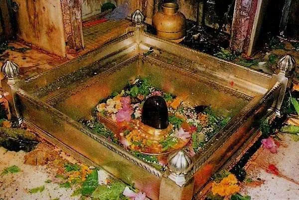 7 reasons Varanasi is the Ultimate Spiritual & Cultural Destination 4 kashi viswanath