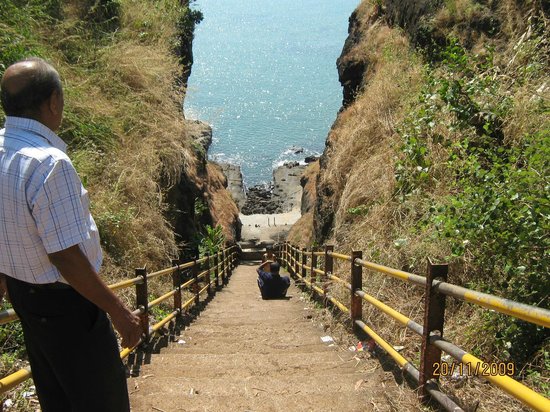 10 Best Places to Visit in May in Maharashtra for a Summer Getaway 9 harihareshwar beach min