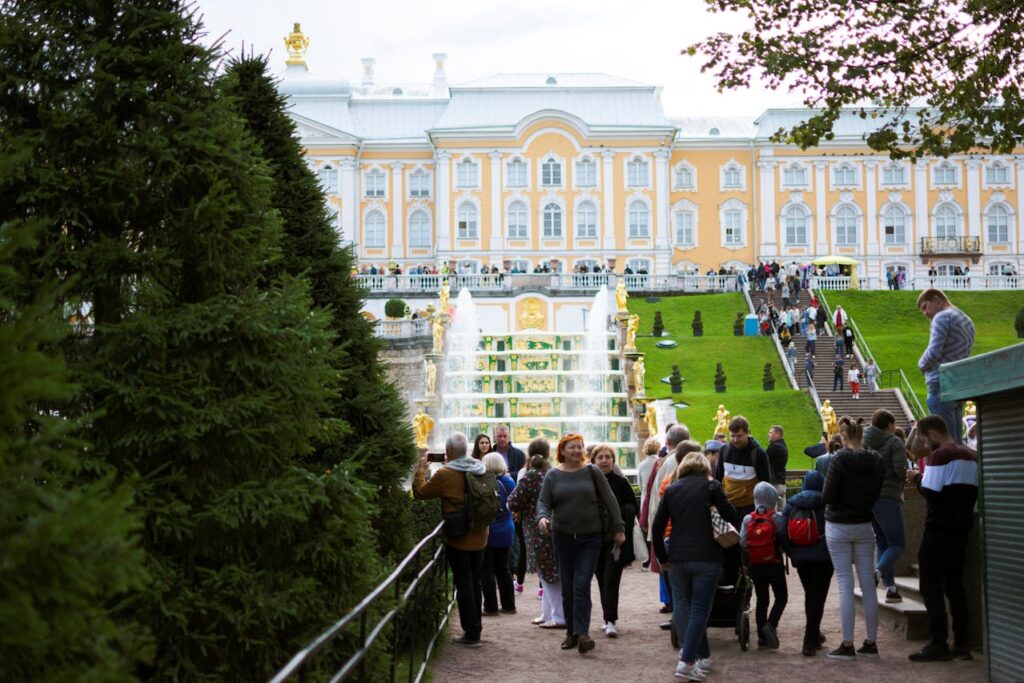 Best Places to Visit in Russia for an Unforgettable Trip 7 Peterhof Palace gardens, a famous place to visit in Saint Petersburg, Russia