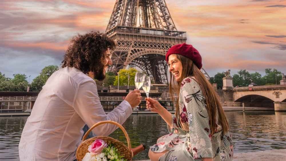 Top 5 Romantic Experiences in Paris, Venice & Santorini 3 Romantic