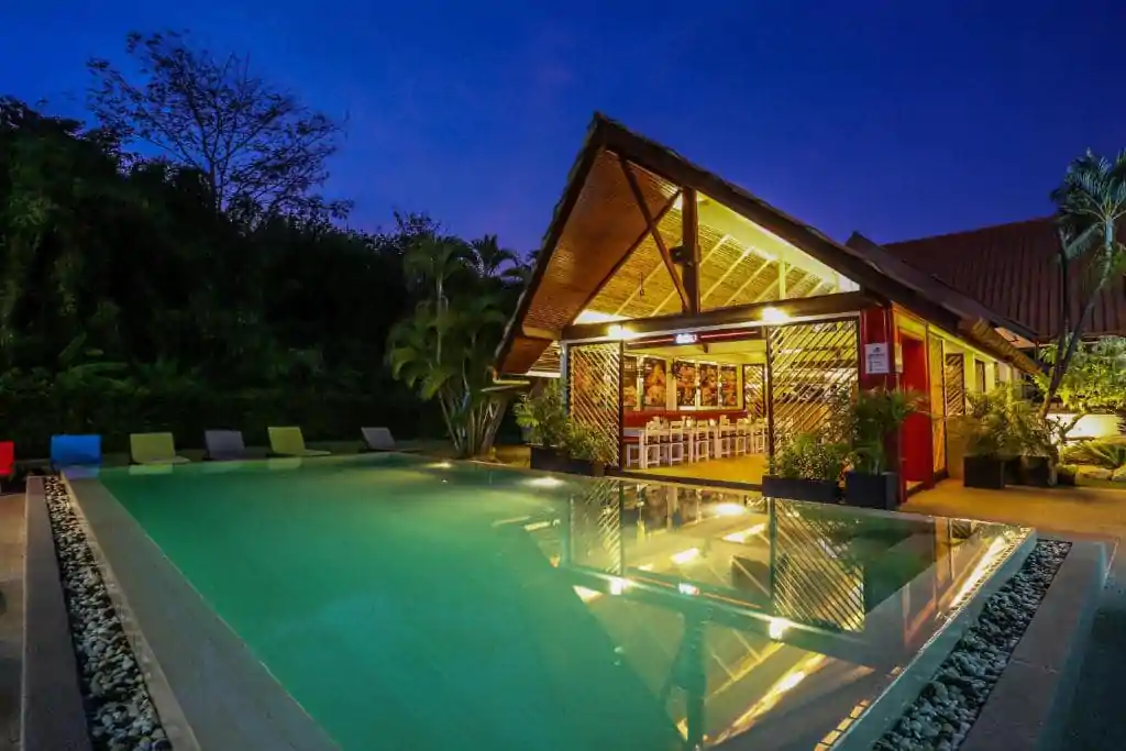 Best Beaches in Phuket and Best Hotels Nearby (Ultimate Guide 2025) 4 Nai Harn Beach min