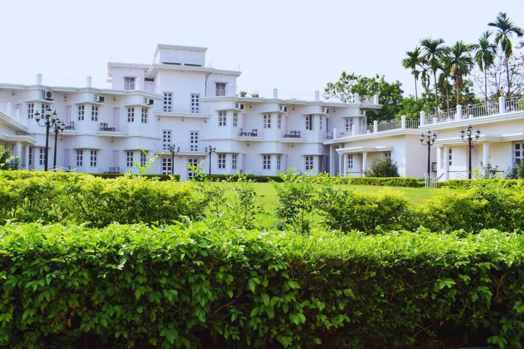 Top 15 Weekend Getaways from Kolkata 5 one day kolkata to shantiniketan sightseeing tour package private car header min