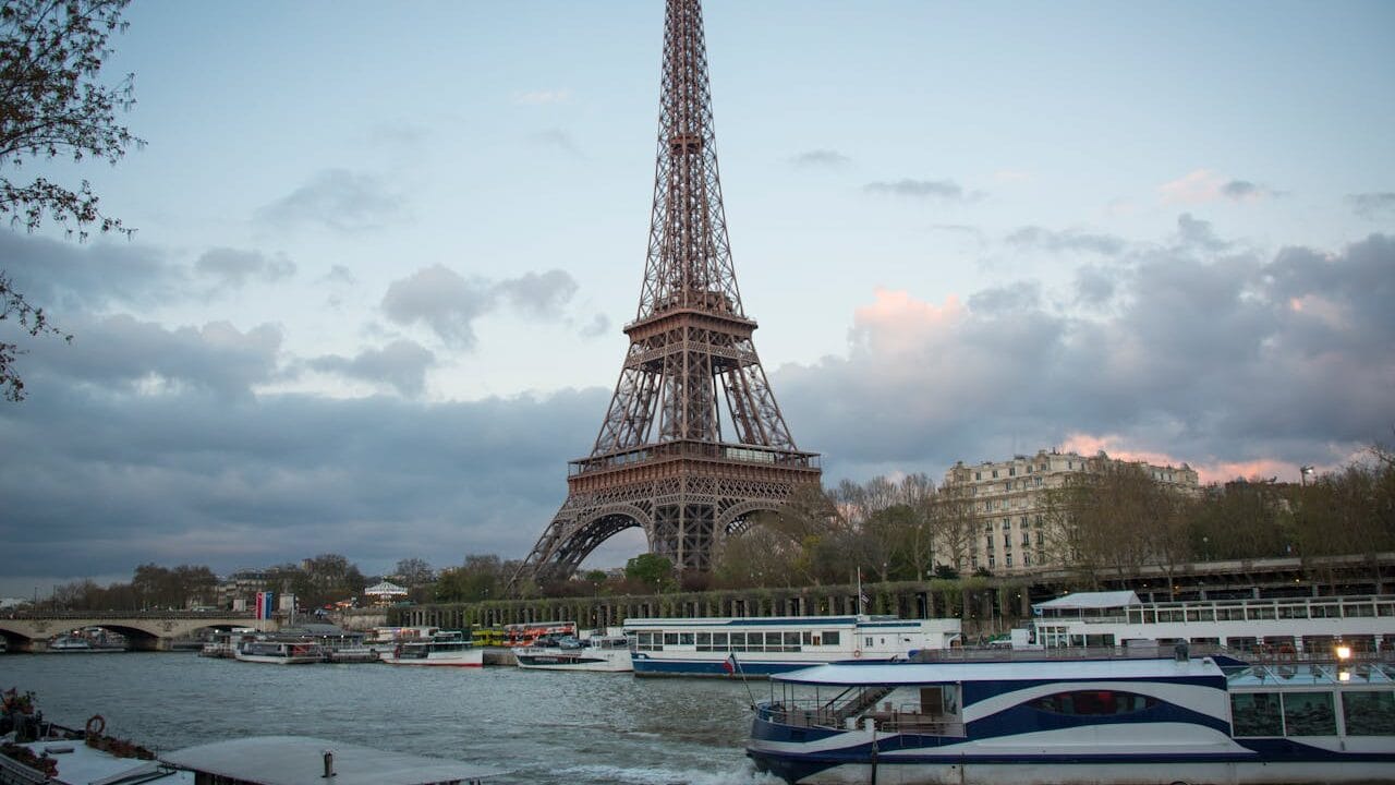 Top 5 Romantic Experiences in Paris, Venice & Santorini 1 Romantic