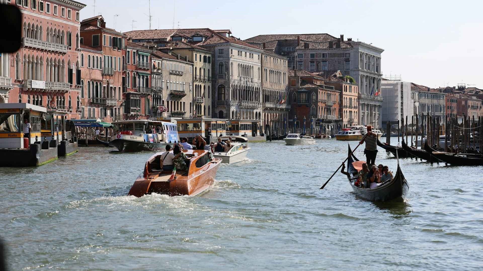 Top 5 Romantic Experiences in Paris, Venice & Santorini 2 Romantic