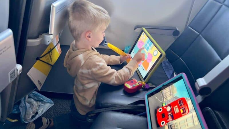 How to Keep Kids Entertained During Long Flights 2 toddler flying new toys ipad 800x450 min