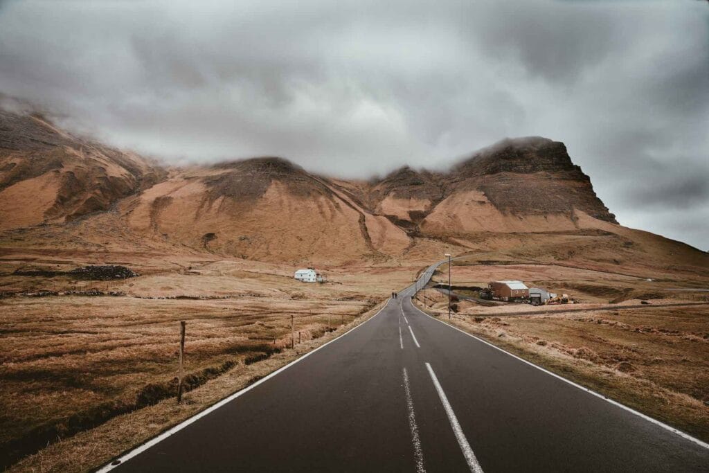 BEST ROAD TRIPS IN USA: ULTIMATE GUIDE TO AMERICA'S MOST SCENIC ROUTES 1 annie spratt 6gP a7WP0mM unsplash 11zon