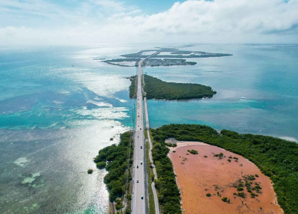 BEST ROAD TRIPS IN USA: ULTIMATE GUIDE TO AMERICA'S MOST SCENIC ROUTES 3 zoshua colah 7CSdEWRDDSM unsplash 11zon